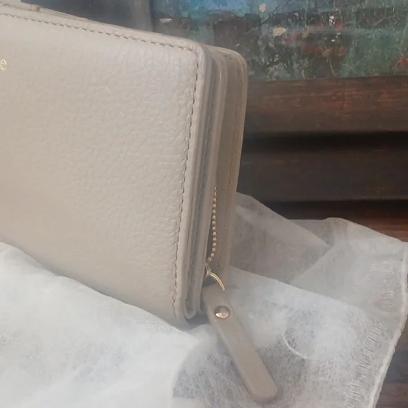 Kate Spade Tan Wallet Timeless Design High-Quality Material - Picture 4 of 9